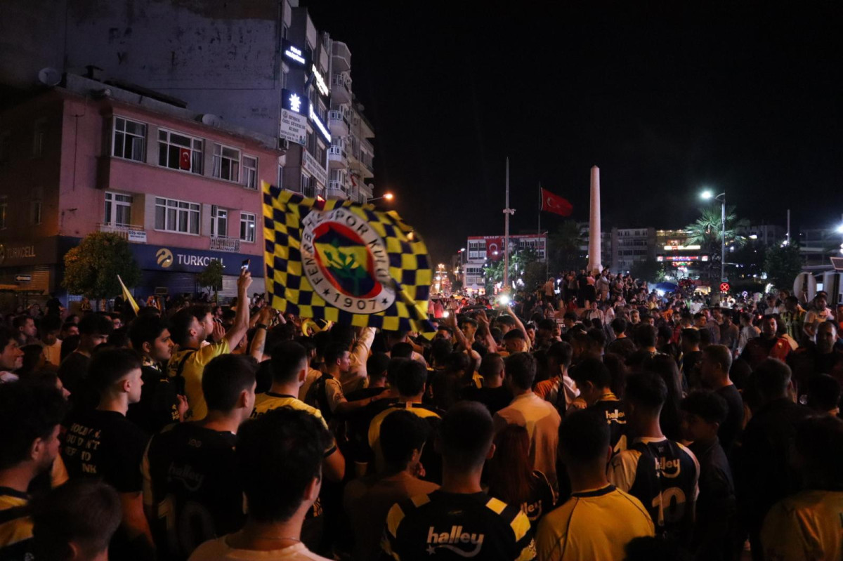 Fenerbahçeli Taraftarlar Kent Meydanında Kutlama Yaptı